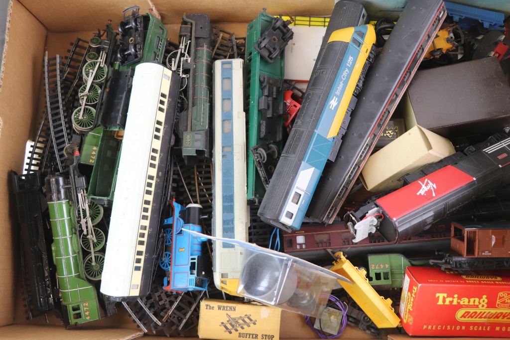 Collection of OO gauge model railway locomotives, rolling stock, shells etc in various condition - Image 3 of 6