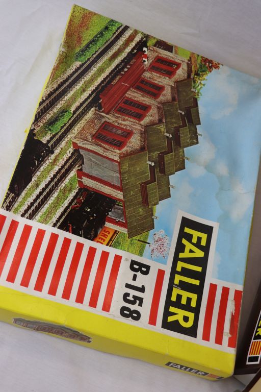 Collection of 20 boxed and unmade Faller HO scale trackside buildings and kits to include 372, - Image 5 of 10