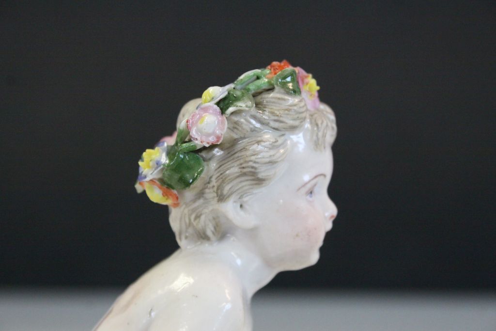 Meissen style ceramic figurine of a Garland Flower wearing Cherub pushing a wheelbarrow of Flowers - Image 5 of 7