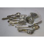 Box of silver plate cutlery with 14 brass horse brasses