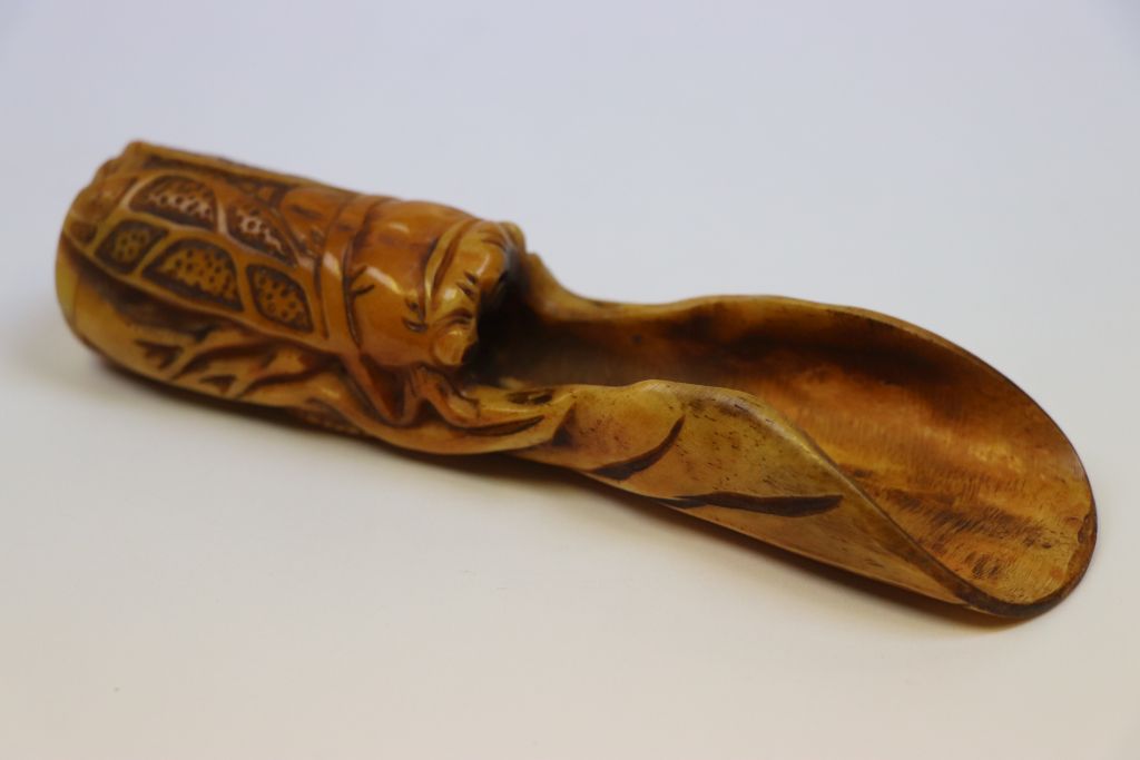 Bone scoop spoon / apple corer with handle in the form of a cicada - Image 2 of 4