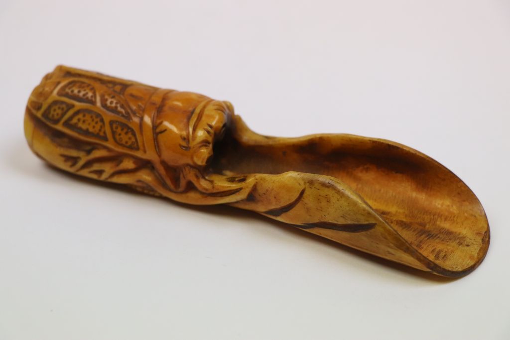 Bone scoop spoon / apple corer with handle in the form of a cicada - Image 3 of 4