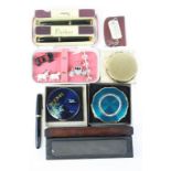 Mixed collectables to include boxed compacts, boxed & unboxed Parker Fountain pens, Sharpening stone