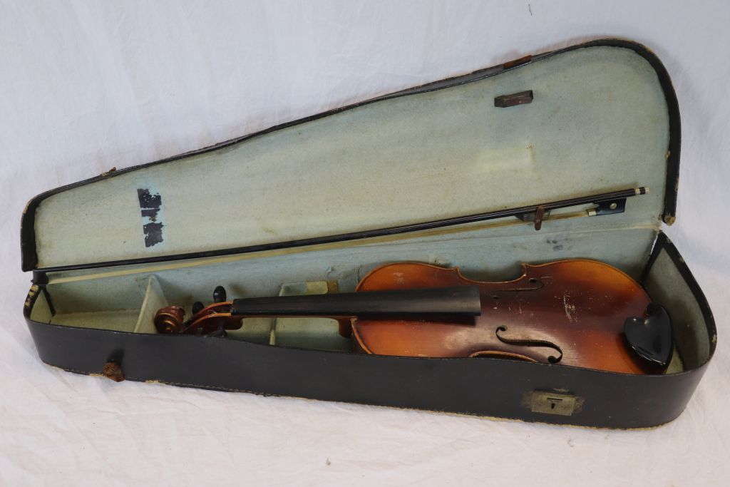 A vintage cased violin and bow. - Image 2 of 2
