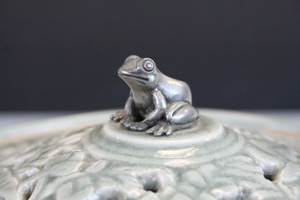 Celadon ceramic Pot Pourri bowl with lid & metal Frog finial, approx 18.5cm diameter - Image 5 of 9