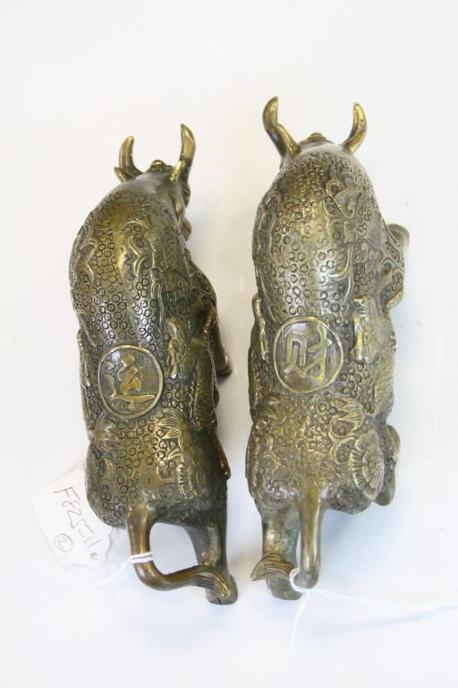 Pair of Chinese bronze bulls, marked to base - Image 5 of 5