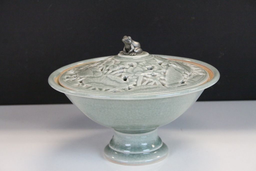 Celadon ceramic Pot Pourri bowl with lid & metal Frog finial, approx 18.5cm diameter - Image 9 of 9