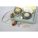 Small collection of vintage Costume jewellery etc to include a 925 Silver & Mother of Pearl Brooch