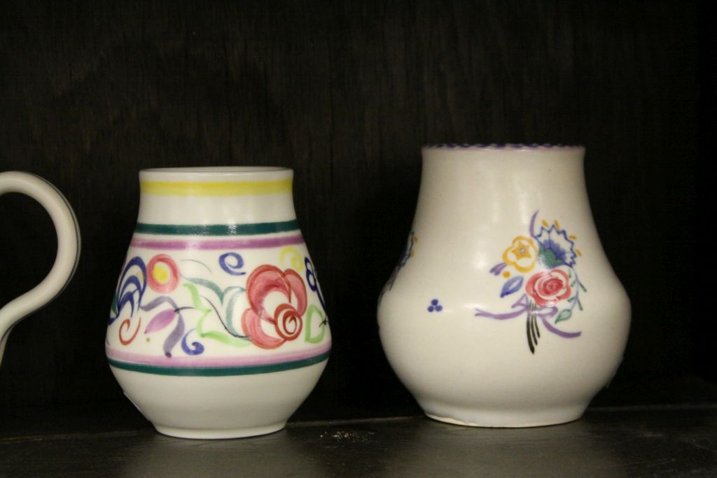 Small quantity of vintage Poole Pottery, various hand painted designs to include Fuschia pattern - Image 5 of 6