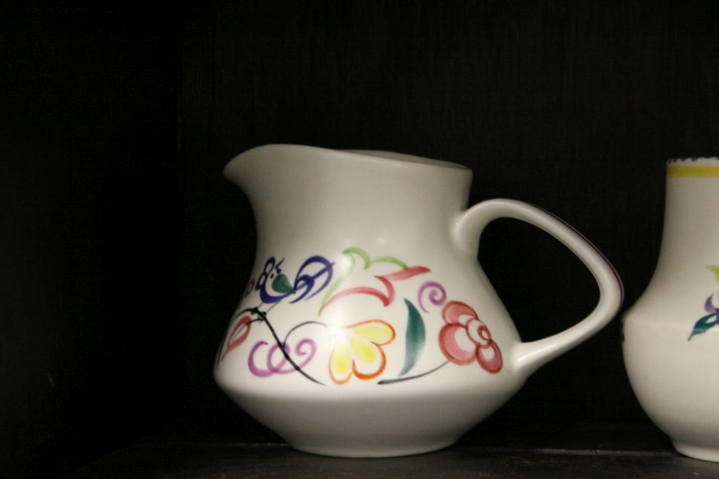 Small quantity of vintage Poole Pottery, various hand painted designs to include Fuschia pattern - Image 4 of 6