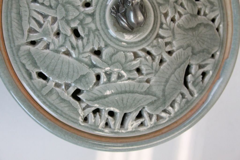 Celadon ceramic Pot Pourri bowl with lid & metal Frog finial, approx 18.5cm diameter - Image 4 of 9