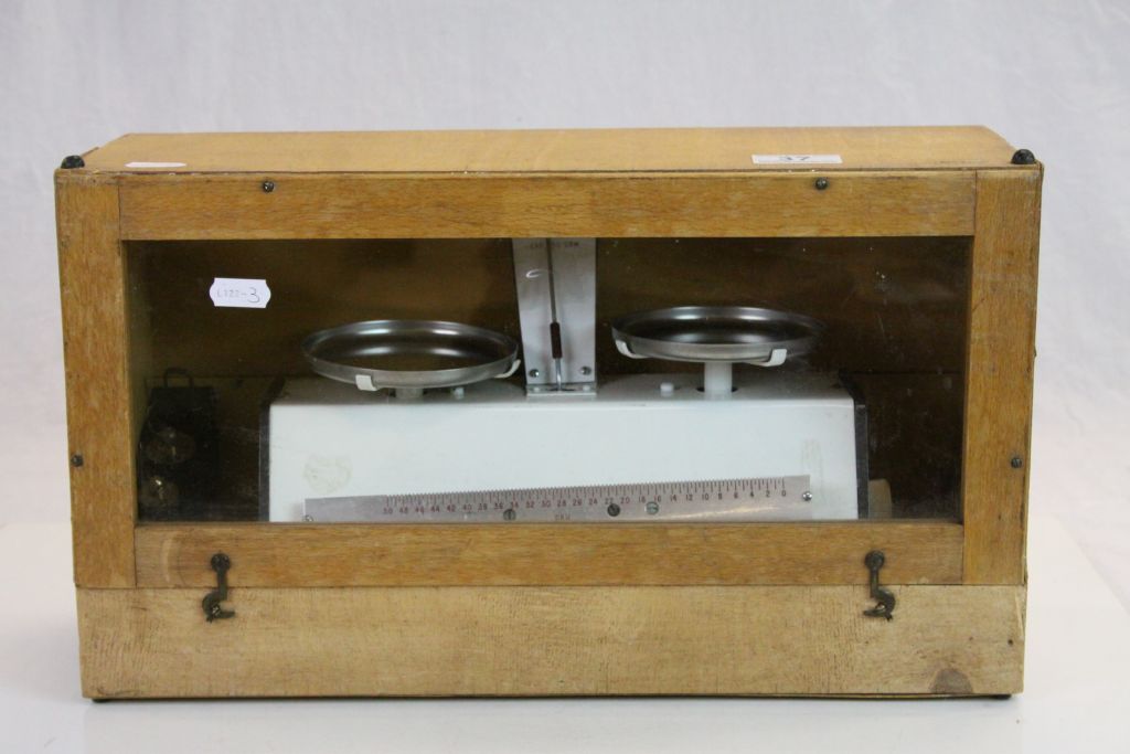 Vintage Wooden cased set of Scales with glazed front panel, scales by "Denward Instruments Ltd" & - Image 4 of 4