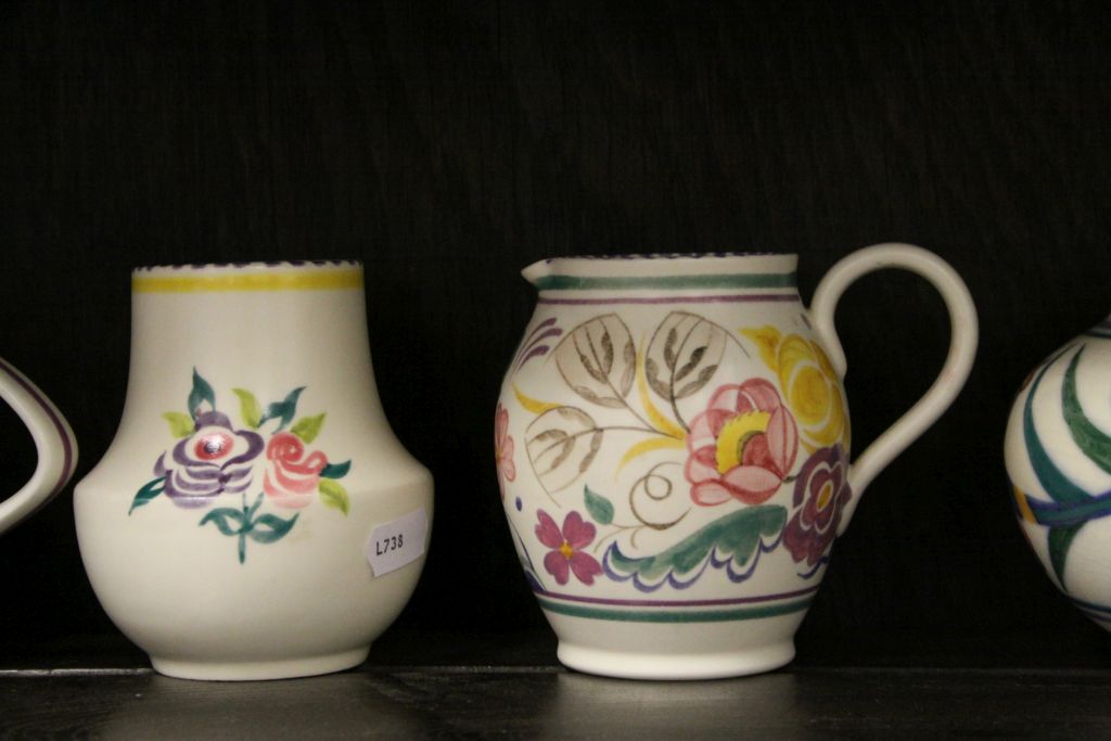 Small quantity of vintage Poole Pottery, various hand painted designs to include Fuschia pattern - Image 3 of 6