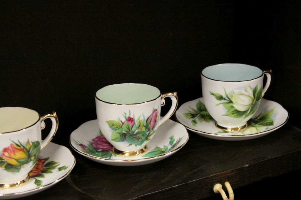 Roslyn ceramic six place coffee set in "Authentic World Famous Wheatcroft Roses" pattern - Image 4 of 5