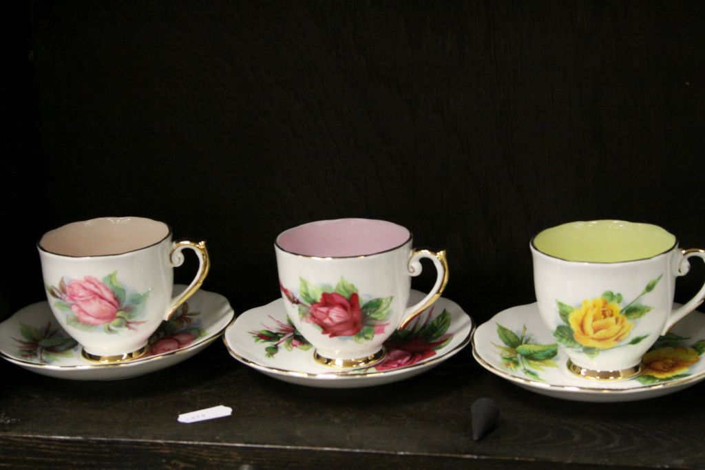 Roslyn ceramic six place coffee set in "Authentic World Famous Wheatcroft Roses" pattern - Image 3 of 5