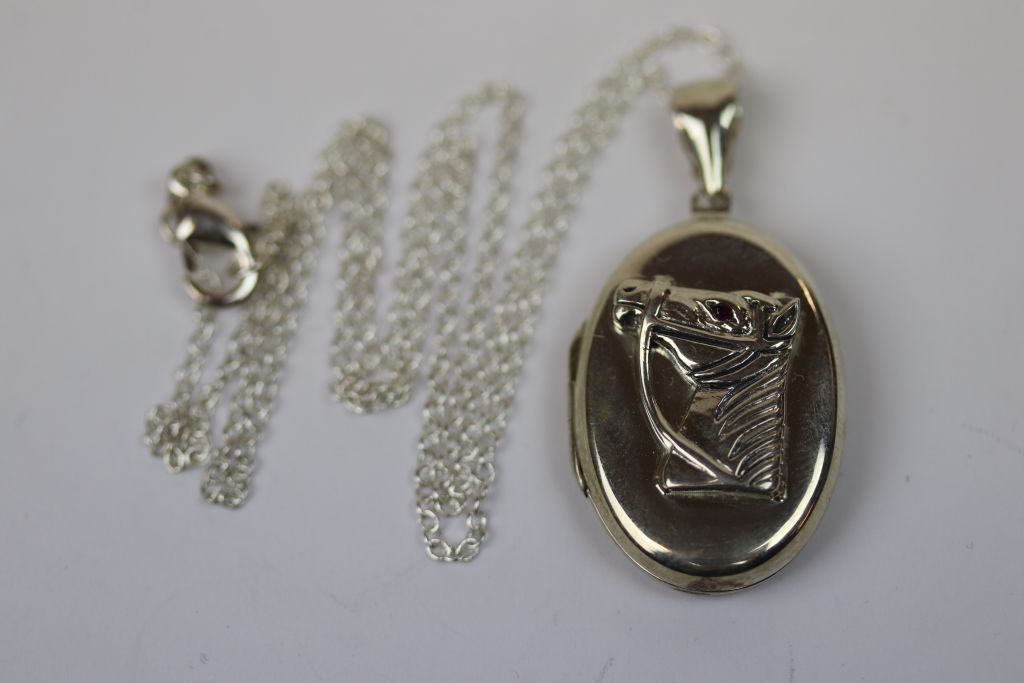 Silver picture locket with embossed image of a horse - Image 2 of 4
