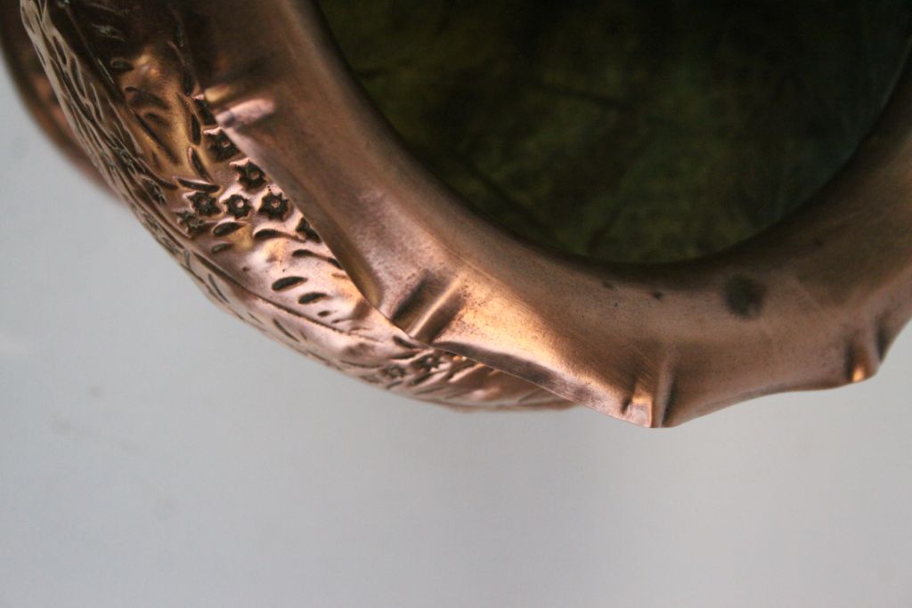 Art Nouveau style copper jardiniere with floral and leaf decoration - Image 4 of 4