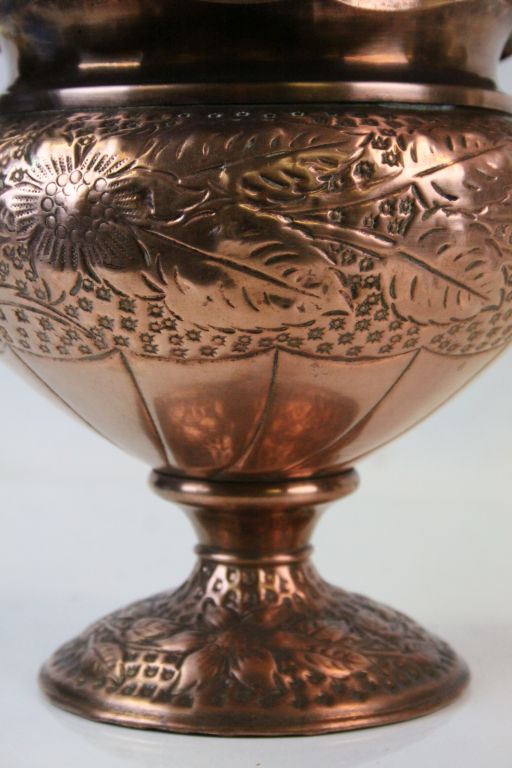 Art Nouveau style copper jardiniere with floral and leaf decoration - Image 3 of 4