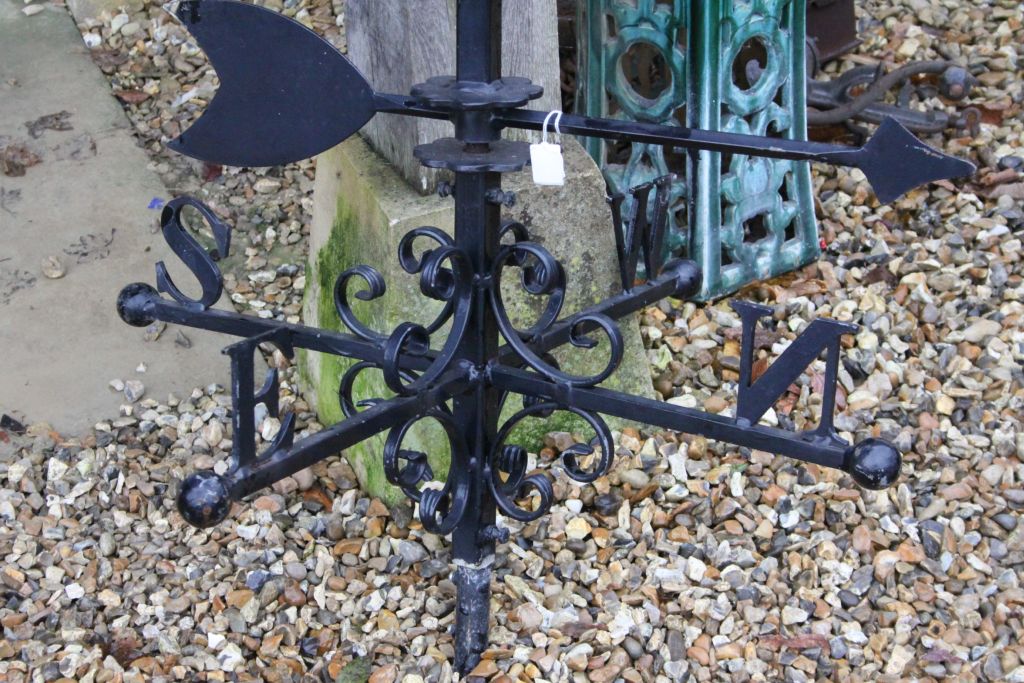 Vintage cast iron weather vane with pig finial decoration - Image 2 of 3