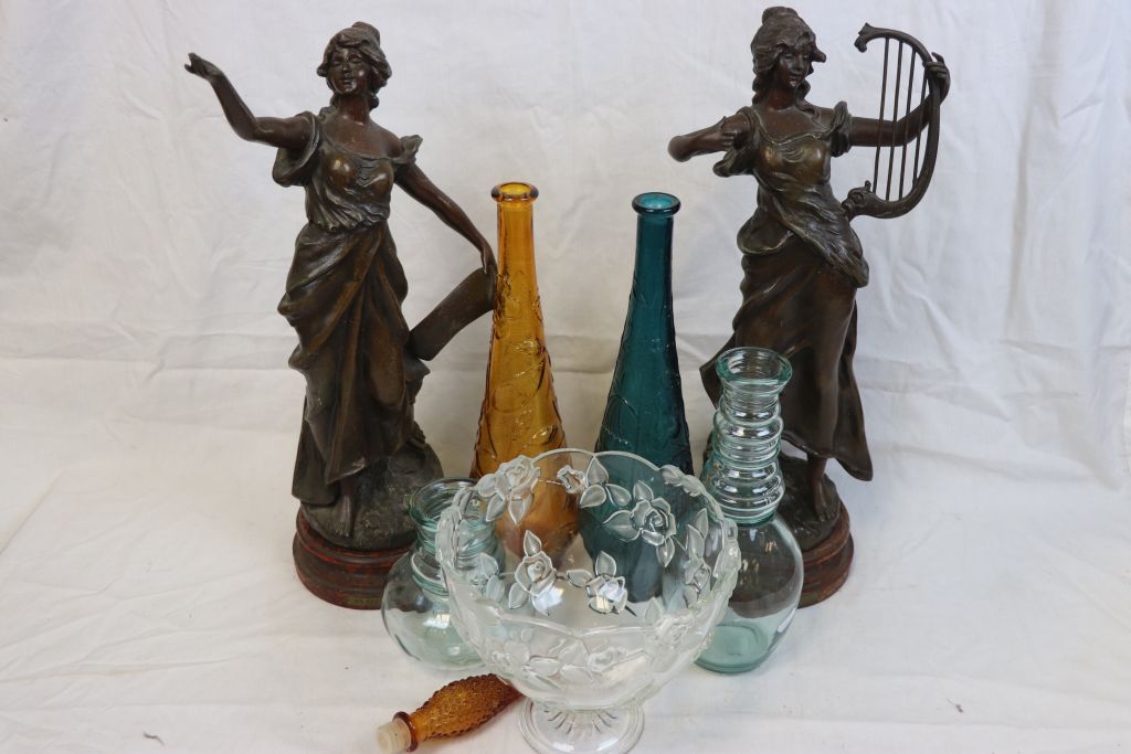 Pair of bronzed spelter musicians together with a group of glassware - Image 2 of 5