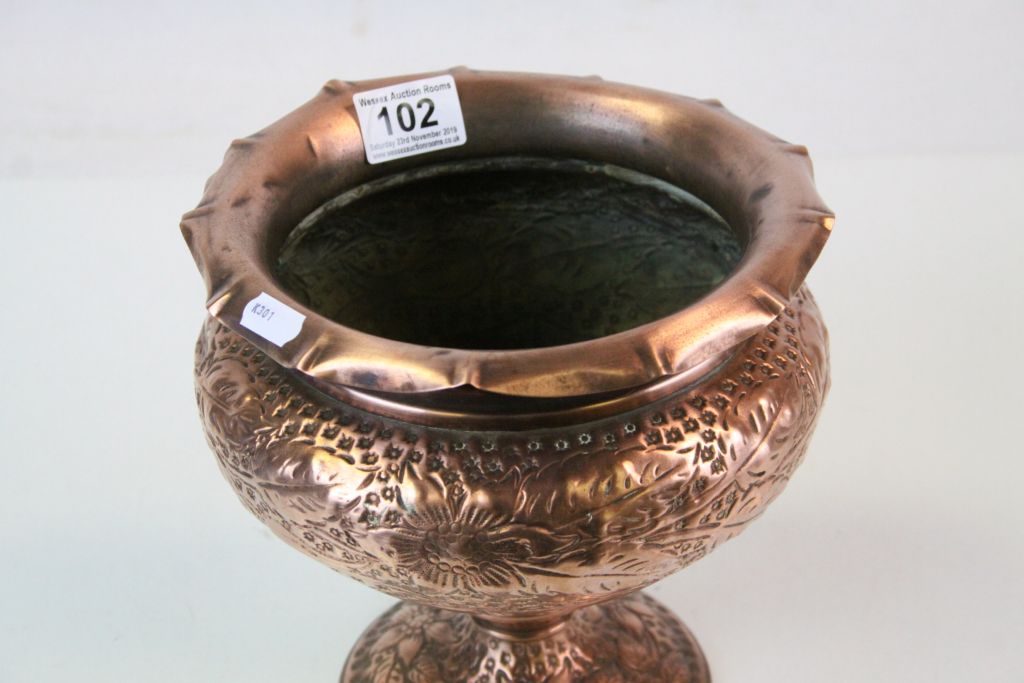 Art Nouveau style copper jardiniere with floral and leaf decoration - Image 2 of 4