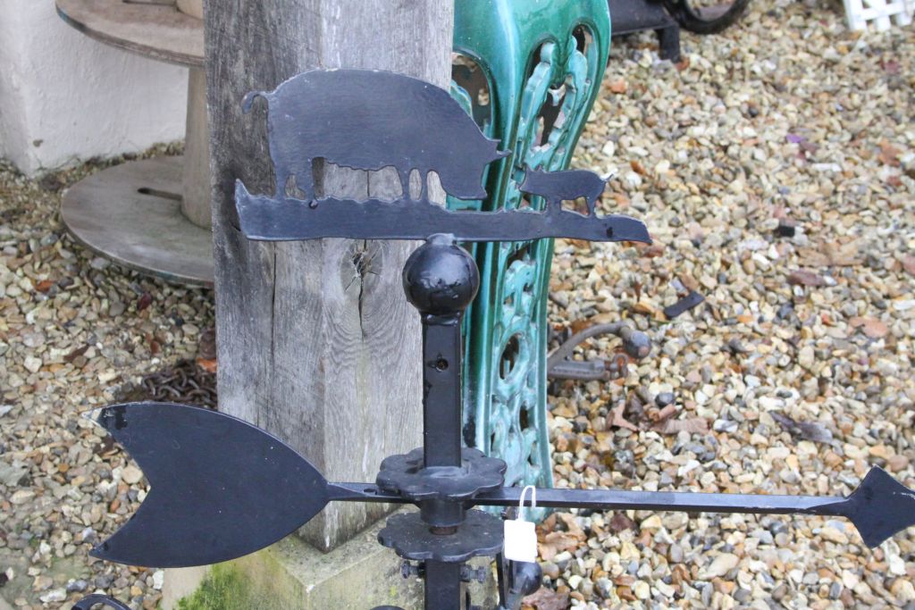 Vintage cast iron weather vane with pig finial decoration - Image 3 of 3