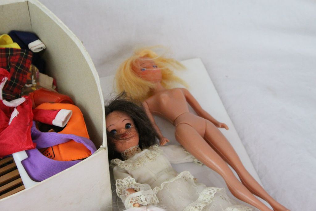 Five original Pedigree Sindy dolls, plus clothing and various accessories and other fashion dolls - Image 4 of 6