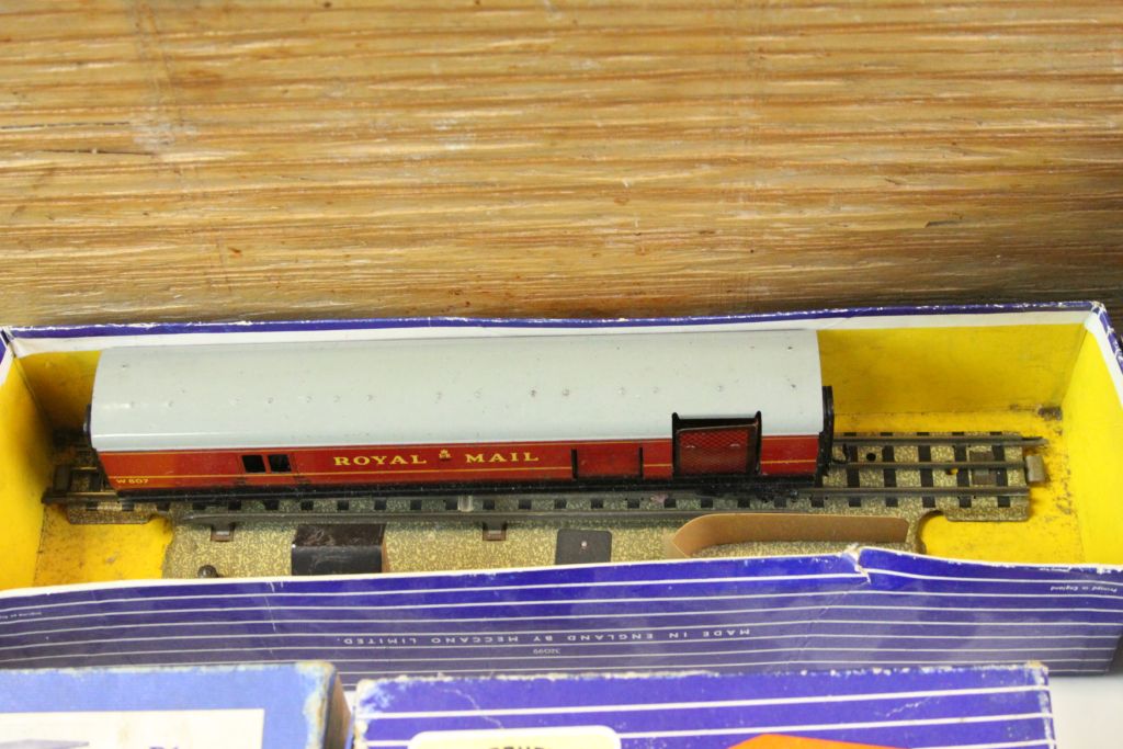 Quantity of Hornby Dublo model rail to include boxed examples featuring Royal Mail Coach set, D1 - Image 3 of 5