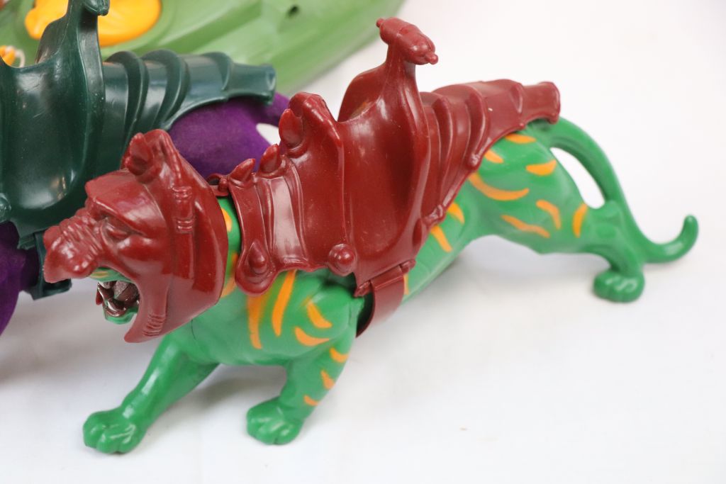 Six original Mattel He Man Masters of the Universe accessories to include Attak Trak, Battle Cat - Image 3 of 8