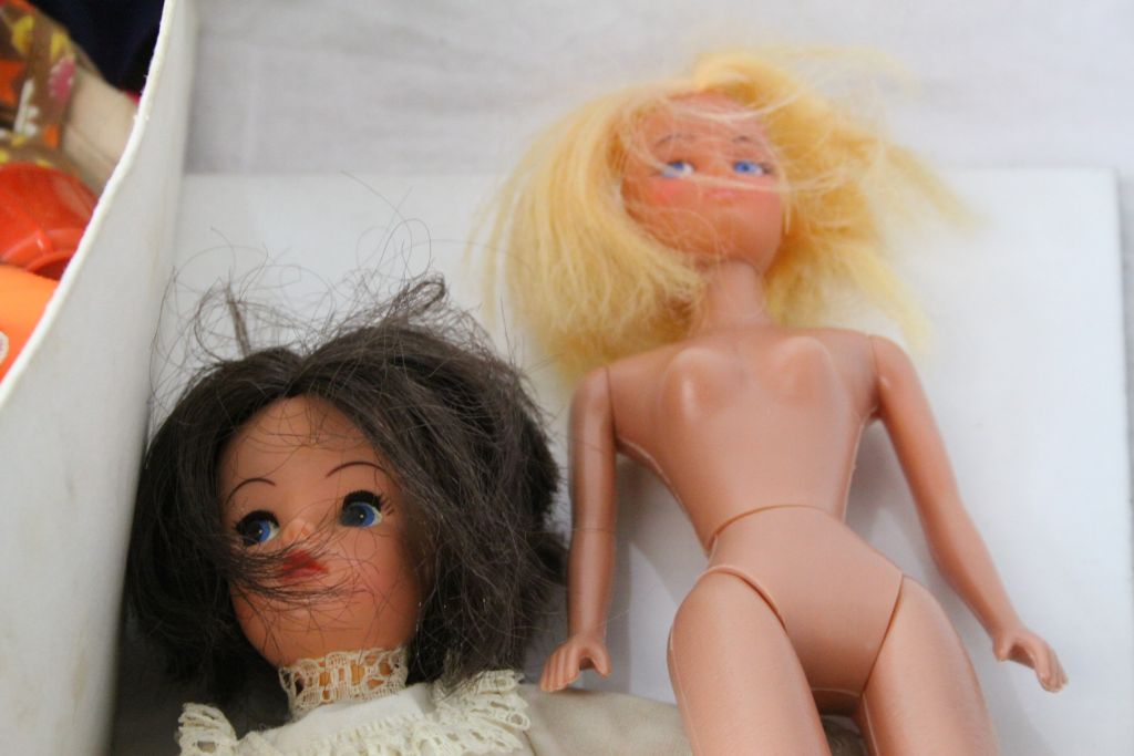 Five original Pedigree Sindy dolls, plus clothing and various accessories and other fashion dolls - Image 6 of 6