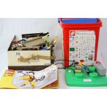 Quantity of Lego bricks and accessories (2)