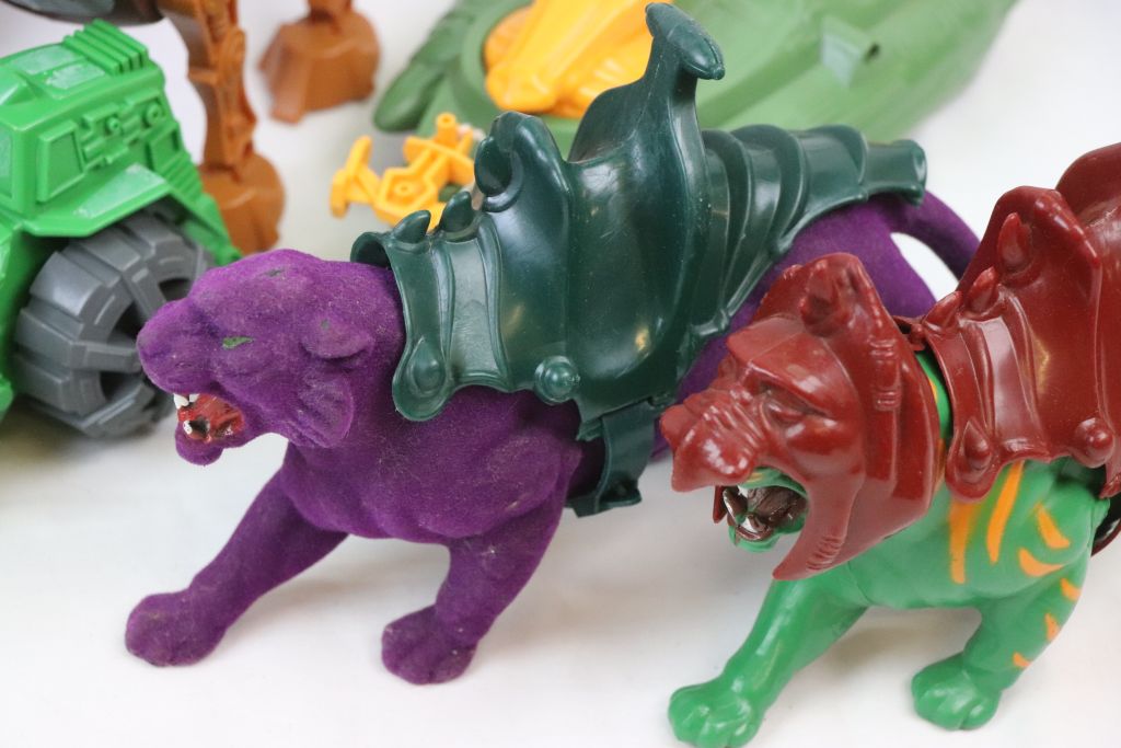 Six original Mattel He Man Masters of the Universe accessories to include Attak Trak, Battle Cat - Image 4 of 8