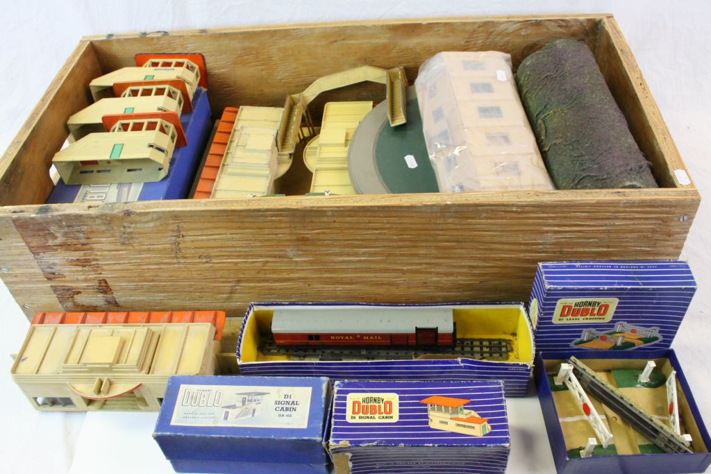 Quantity of Hornby Dublo model rail to include boxed examples featuring Royal Mail Coach set, D1