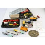 Group of Hornby Dublo, N and OO/HO gauge model railway accessories to include N gauge Grafar