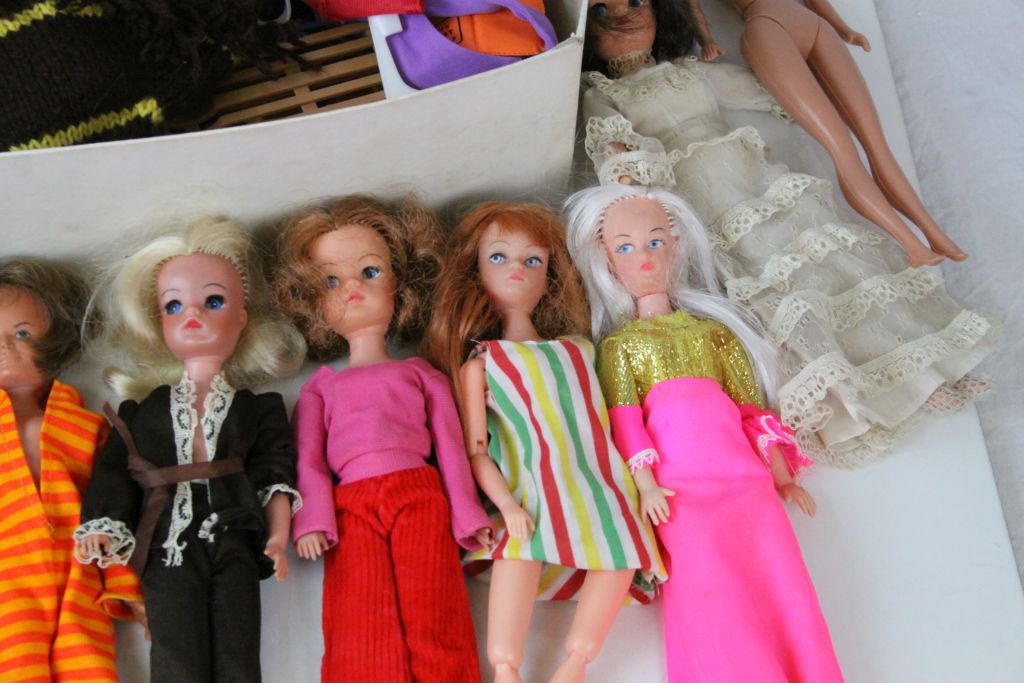 Five original Pedigree Sindy dolls, plus clothing and various accessories and other fashion dolls - Image 3 of 6