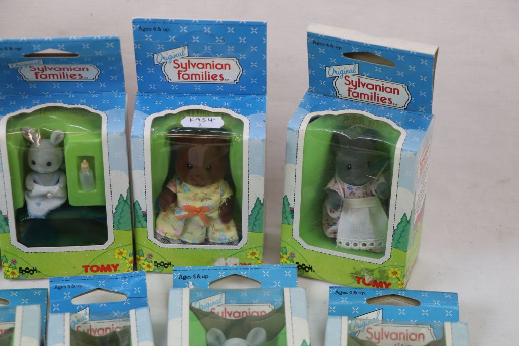 11 Boxed Original Tomy Sylvanian Families figures to include 2810 Bear Family, 2802 x 2, 2862 x 2, - Image 4 of 7