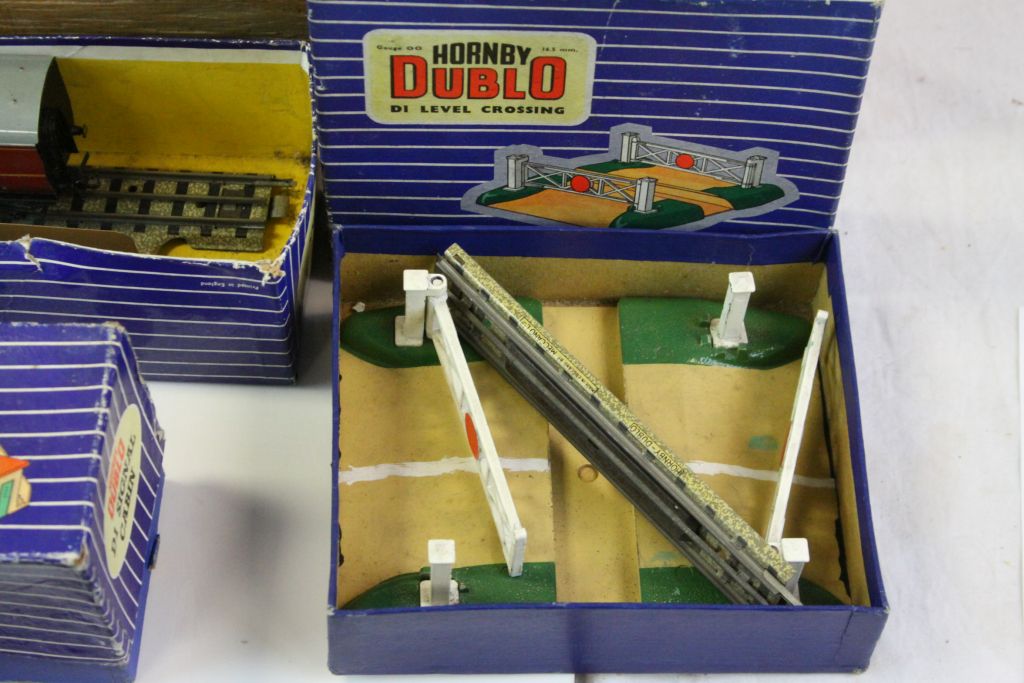 Quantity of Hornby Dublo model rail to include boxed examples featuring Royal Mail Coach set, D1 - Image 2 of 5