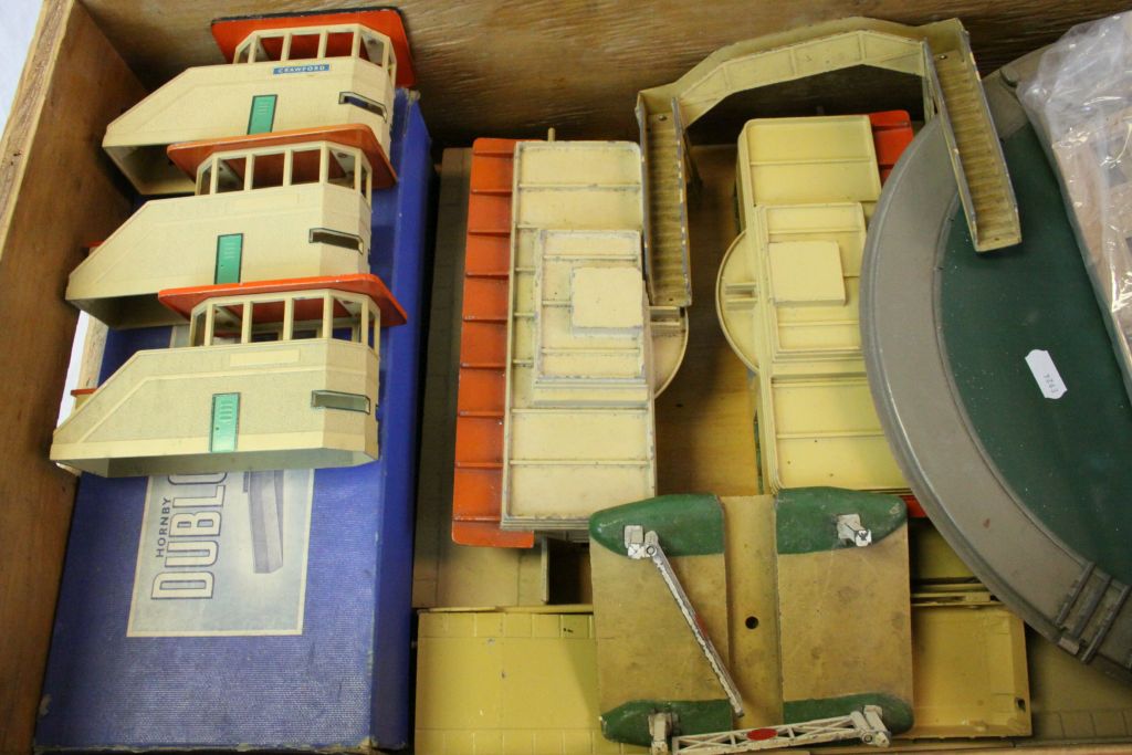 Quantity of Hornby Dublo model rail to include boxed examples featuring Royal Mail Coach set, D1 - Image 4 of 5
