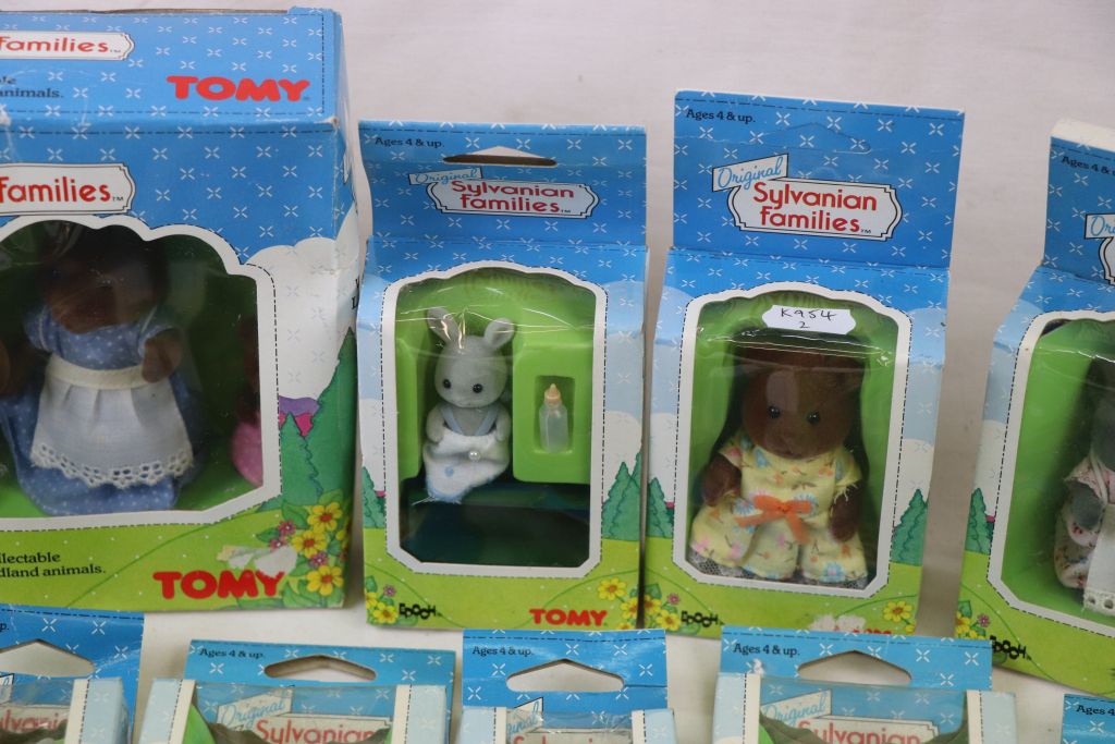 11 Boxed Original Tomy Sylvanian Families figures to include 2810 Bear Family, 2802 x 2, 2862 x 2, - Image 3 of 7