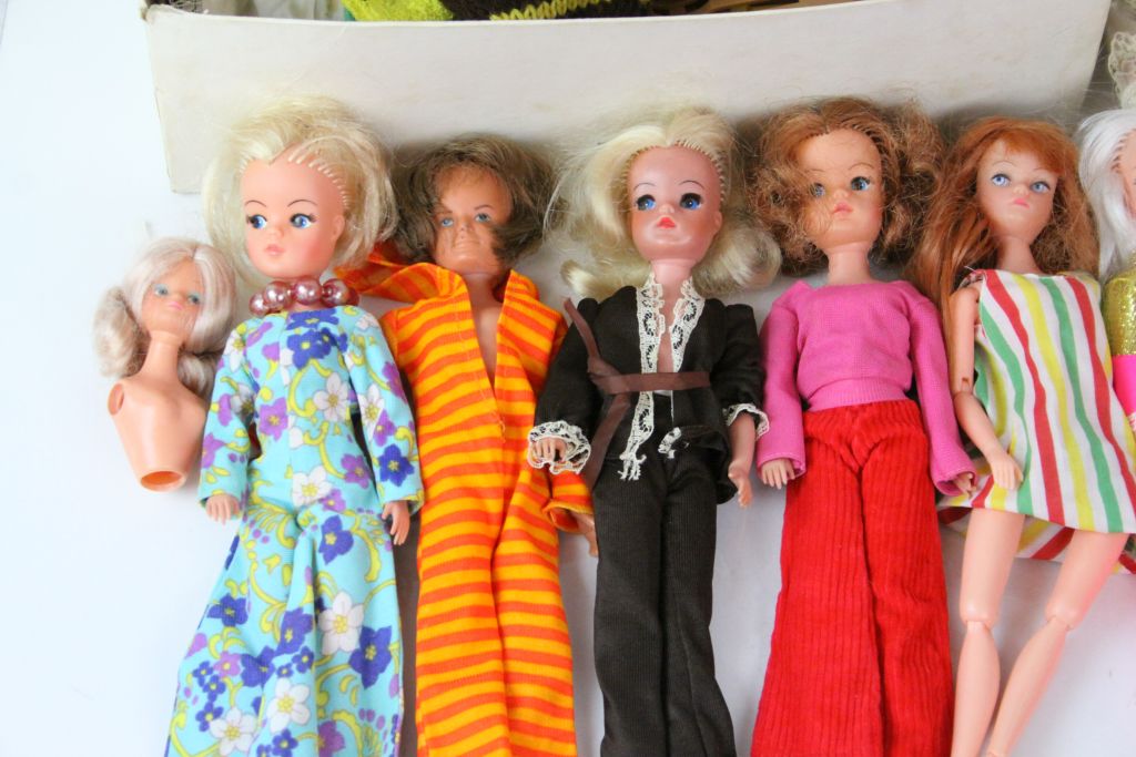 Five original Pedigree Sindy dolls, plus clothing and various accessories and other fashion dolls - Image 2 of 6