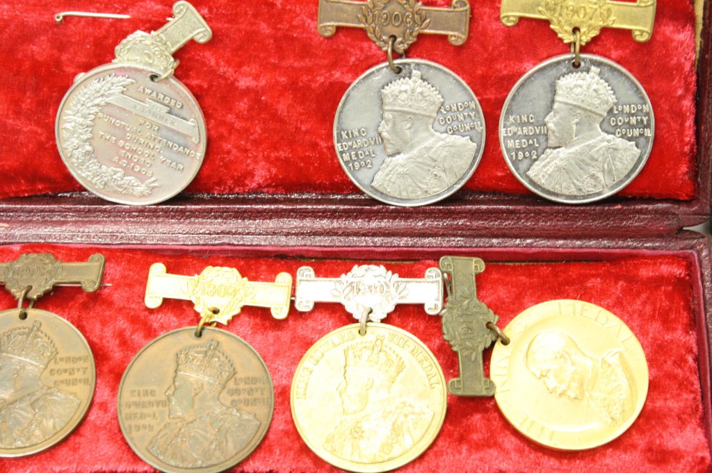 Case & of mixed vintage Medallions, Medals & Tokens etc to include Police, Commemorative etc - Image 2 of 7