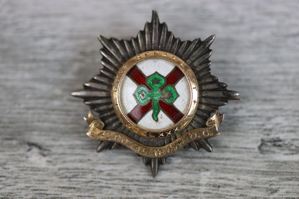 4th Royal Irish Dragoon Guards enamelled sweetheart brooch, unmarked silver and gold, hinged pin - Image 2 of 4