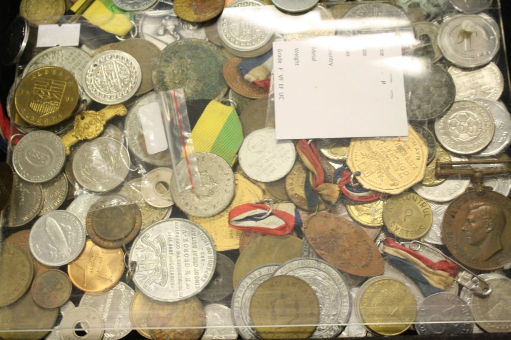 Case & of mixed vintage Medallions, Medals & Tokens etc to include Police, Commemorative etc - Image 7 of 7