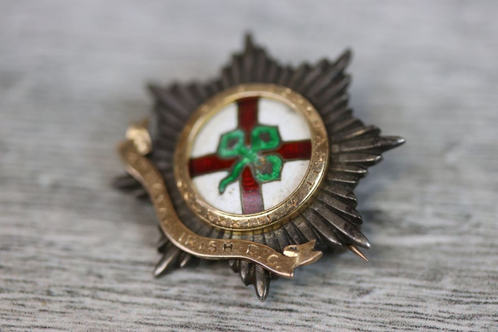 4th Royal Irish Dragoon Guards enamelled sweetheart brooch, unmarked silver and gold, hinged pin - Image 3 of 4