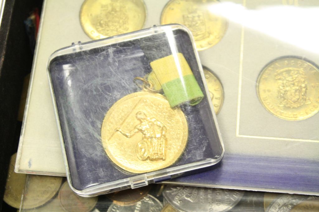 Case & of mixed vintage Medallions, Medals & Tokens etc to include Police, Commemorative etc - Image 3 of 7
