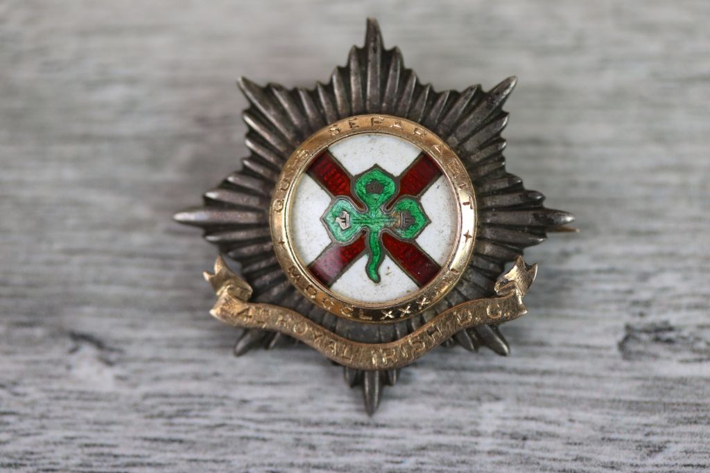 4th Royal Irish Dragoon Guards enamelled sweetheart brooch, unmarked silver and gold, hinged pin