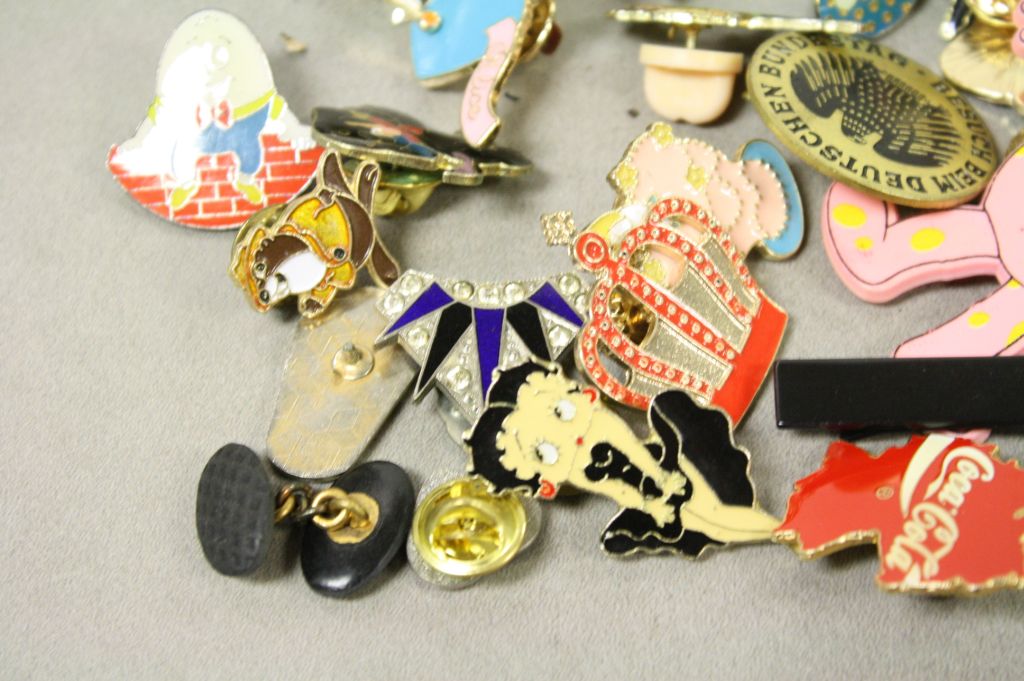 Collection of pin badges inc Golly and Betty Boop - Image 3 of 4