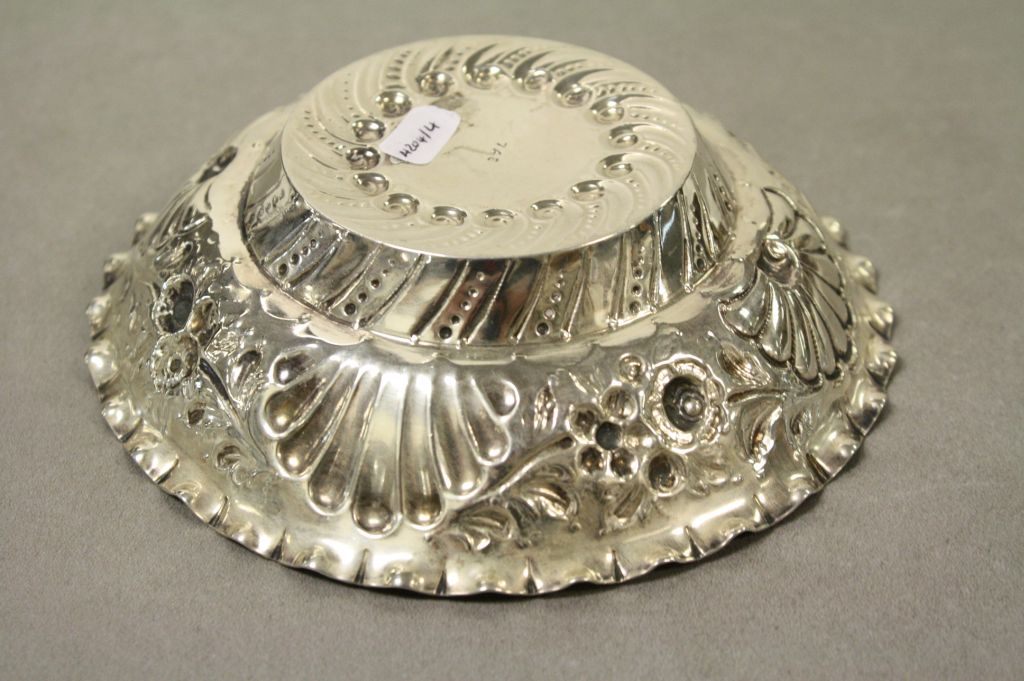 London 1896 silver bowl, embossed decoration 'Charles Edward' - Image 3 of 4