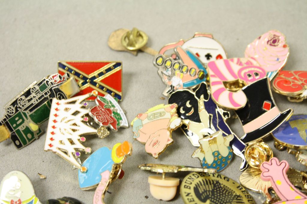 Collection of pin badges inc Golly and Betty Boop - Image 4 of 4