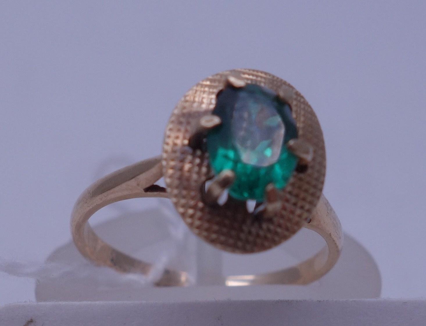 9ct gold emerald ring, the top set with a small claw set emerald